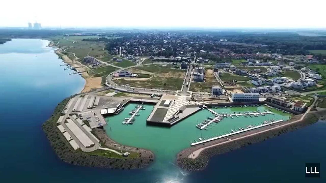 Weitere Fotos und Videos auf Facebook: https://www.facebook.com/LuftbilderLandkreisLeipzig/ Eine Vogelperspektive auf die Umgebung des Zwenkau-Sees im Hafen von Kap Zwenkau. Aufgenommen mit dem DJI Phantom 3 Advanced Music: Kasbo – Away. Youtube-Link