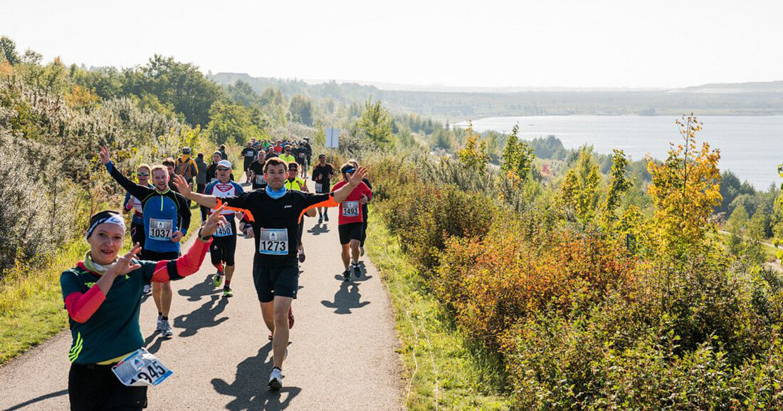 Halbmarathon Leipzig 2022 &#8211; Infos zu Verkehrseinschränkungen Rund um den Leipziger Halbmarathon am Sonntag, den 16. Oktober 2022, ist mit Verkehrseinschränkungen zu rechnen. © Florian Manhardt Der Start- und Zielbereich befindet sich vor dem Völkerschlachtdenkmal. Von dort aus führt die Laufstrecke über die Prager und Chemnitzer Straße nach Wachau, entlang des Markkleeberger Sees sowie über Güldengossa und Liebertwolkwitz zurück zum Völkerschlachtdenkmal. Die Anwohner und Anlieger im Süden der Stadt sind daher entlang folgenden Streckenverlaufs von Verkehrseinschränkungen betroffen: Völkerschlachtdenkmal &#8211; An der Tabaksmühle &#8211; Prager Straße &#8211; Chemnitzer Straße &#8211; Bornaer Chaussee &#8211; Apelsteinallee &#8211; Südring &#8211; Dösener Weg &#8211; An &hellip;
