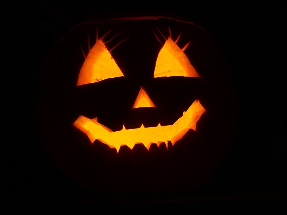Halloween in Nordsachsen: Veranstaltungen im Überblick und die schönsten Leserfotos In den Städten und Gemeinden in Nordsachsen wird in diesen Tagen Halloween gefeiert. Lampionumzüge, Partys und Gruselspaß finden statt. Was geboten wird, hier ein Überblick und die schönsten Halloween-Bilder unserer Leser. Montag, 30. Oktober Zwethau Zwethauer Park, 17 Uhr Gruselspaß für die ganze Familie. Belgern Schützenhaus, 22 Uhr Halloween-Party. Torgau PEP, 10 bis 16 Uhr Diverse Angebote rund um die Grusel-Kürbisse. Langenreichenbach Vereinsheim der Schalmeien, 19 Uhr Nach dem Gruselzempern steigt hier eine Halloween-Party. Mügeln Bahnhof, Ab 16 Uhr Halloweenfest mit Wahrsagerin, „Mystika“-Show und Lampionumzug sowie Gruselfahrten der Döllnitzbahn 16.05 …