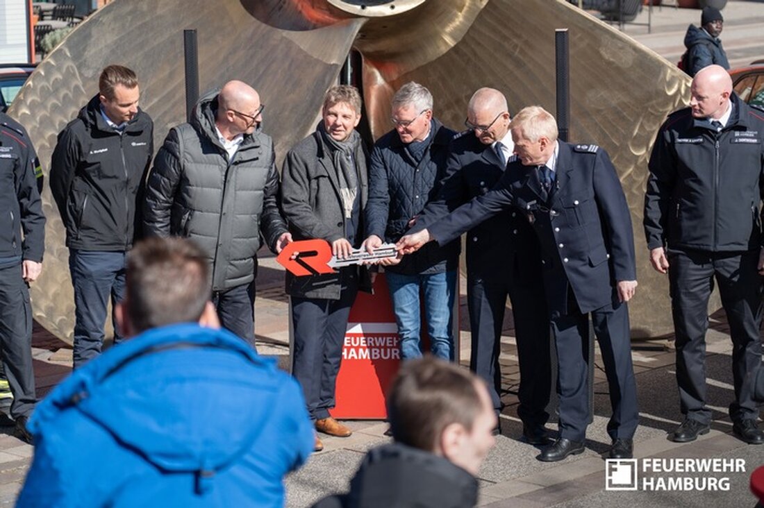 Die Feuerwehr Hamburg startet 2025 den Probebetrieb mit drei vollelektrischen Einsatzfahrzeugen zur Förderung von Nachhaltigkeit und Innovation.