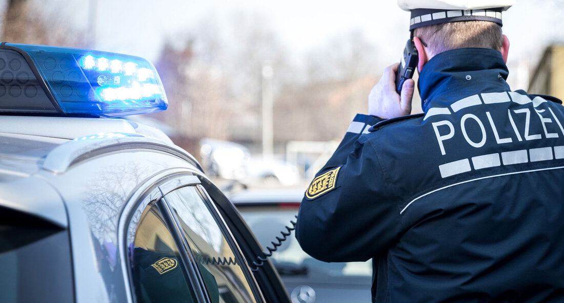 Am 17. April 2024 findet zum siebten Mal ein länderübergreifender Sicherheitstag in Baden-Württemberg, Bayern, Hessen, Rheinland-Pfalz und dem Saarland statt. Ziel dieser gemeinsamen Initiative ist es, die Bekämpfung von Straftaten im öffentlichen Raum zu stärken und das Sicherheitsgefühl der Bürgerinnen und Bürger zu erhöhen. Durch gemeinsame Einsatzmaßnahmen der Polizei sollen Kriminalitätsformen wie Aggressions- und Verkehrsdelikte sowie Betäubungsmittelkriminalität eingedämmt werden. Die länderübergreifende Kooperationsvereinbarung, die bereits im Jahr 2019 von den Innenministern der beteiligten Bundesländer geschlossen wurde, hat sich als Erfolgsgeschichte erwiesen. Durch regelmäßige Fahndungs- und Sicherheitstage, eine verstärkte Polizeipräsenz und einen verbesserten Informationsaustausch können überregional agierende Mehrfach- und Intensivtäter besser identifiziert …