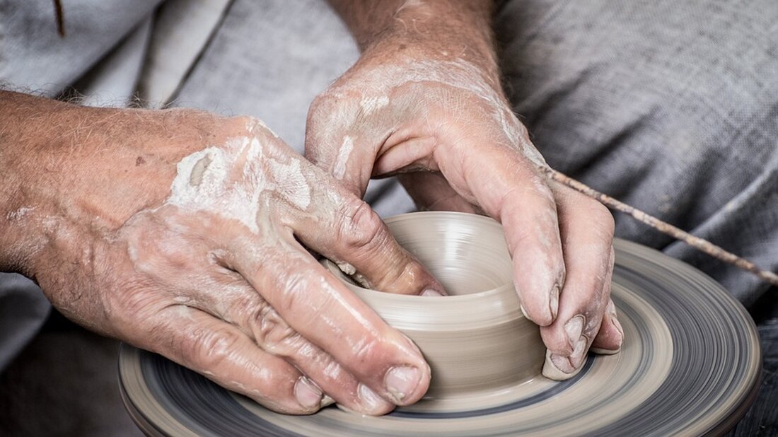 Eine positive Wendung für das Handwerk im Leipziger Land Eine erfreuliche Nachricht für das Handwerk im Leipziger Land: Nach einem Minus im Vorjahr verzeichnet die Region wieder einen Anstieg bei den abgeschlossenen Ausbildungsverträgen. Allerdings ist das Nachwuchsproblem damit noch nicht vollständig gelöst. Vier Unternehmen äußern sich dazu. Mehr Ausbildungsverträge im Landkreis Leipzig Laut Andrea Wolter, Pressesprecherin der Handwerkskammer, präsentiert sich der Landkreis Leipzig in einem positiven Licht. „Es wurden sechs Prozent mehr Ausbildungsverträge als im Vorjahr unterschrieben“, sagte sie. Insgesamt haben sich 205 Jugendliche dafür entschieden, einen Handwerksberuf zu erlernen. Dieses kleine Plus sorgt dafür, dass das Minus in der …
