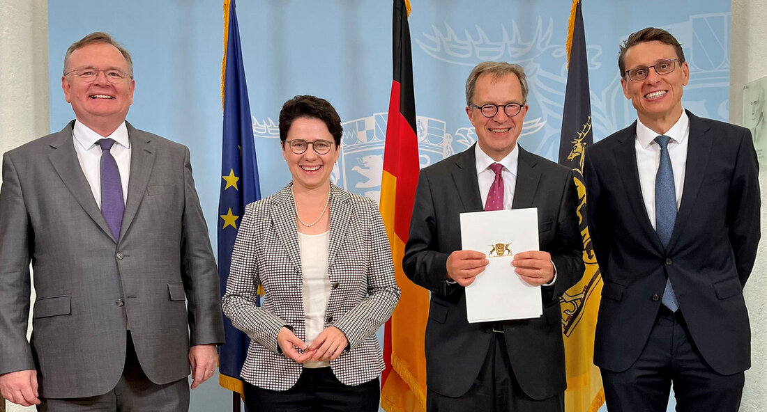 Hans-Peter Rumler neuer Präsident des Landgerichts Stuttgart Stuttgart, 31. Juli 2023 – In einer feierlichen Zeremonie wurde Hans-Peter Rumler am Montag von der Ministerin der Justiz und für Migration, Marion Gentges, zum neuen Präsidenten des Landgerichts Stuttgart ernannt. Rumler tritt damit die Nachfolge von Dr. Andreas Singer an, der zum Präsidenten des Oberlandesgerichts Stuttgart berufen wurde. Ministerin Gentges hob die herausragenden Qualitäten von Hans-Peter Rumler als Juristen hervor und betonte seine breite Erfahrung in Führungspositionen. Rumler habe bereits als Leiter des württembergischen Personalreferats und als Präsident mehrerer Gerichte seine Führungskompetenz und Fachwissen unter Beweis gestellt. Insbesondere habe er als Präsident …