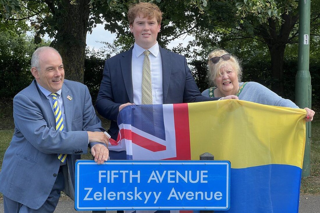 Eine Straße in Essex wurde offiziell als erste Straße Großbritanniens enthüllt, die nach dem Präsidenten der Ukraine, Wolodymyr Selenskyj, benannt ist. Die Fifth Avenue in Harlow wurde mit einer alternativen Schreibweise zur Fifth Avenue – Zelenskyy Avenue. Der ukrainische Botschafter im Vereinigten Königreich, Vadym Prystaiko, sollte der Enthüllung beiwohnen, aber Herr Selenskyj gab bekannt, dass er den Beamten kurz zuvor entlassen hatte. Robert Halfon, Abgeordneter von Harlow, war einer derjenigen, die die neuen Schilder enthüllten. Der konservative Abgeordnete sagte, er wisse nicht, ob Kiew von den vorab vereinbarten Verpflichtungen des Botschafters wusste, bevor er von seinem Posten in London entlassen …