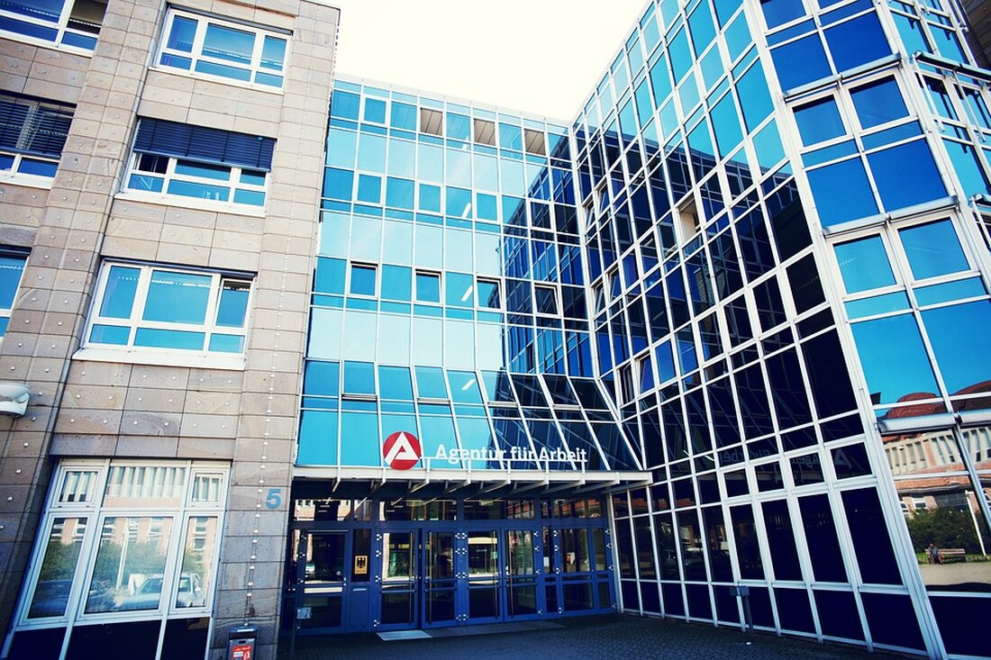Hartha: Plus für kleinen Lebensmittel-Markt in der Stadt Der Edeka ist weg aus der Innenstadt. Für den kleinen nah&frisch-Laden kann das von Vorteil sein, meint LVZ-Redakteurin Steffi Robak. Hartha. Für die Bewohner der Harthaer Nord-Stadt ist es fraglos ein Verlust, dass der Edeka-Markt an die Dresdener Straße wechselte. Am alten Standort werden ihn alle vermissen, die nicht mehr gut gehen können. Die weite Strecke auf die andere Seite der Stadt ist für sie zu Fuß nicht zu bewältigen. Man kann den Harthaer Ratsmitgliedern nicht vorwerfen, dass sie das Wohl ihrer Bürger nicht im Blick hatten. Gerade um das innenstadtnahe Einkaufen …