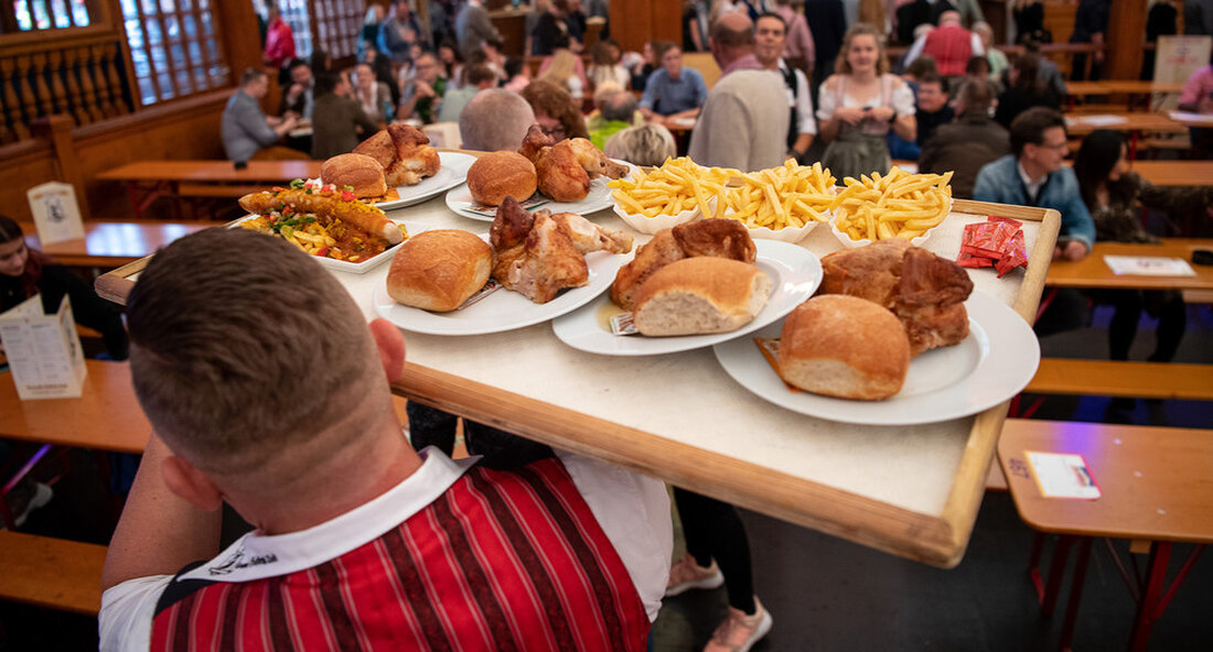 Verbraucherschutzminister Peter Hauk hat die Lebensmittelkontrolle auf dem 175. Cannstatter Volksfest begleitet. Er lobte den hohen Hygienestandard, der auch nach Corona-bedingter Pause auf dem Wasen eingehalten wird. Göckele, Haxen und andere Speisen werden sorgfältig und sicher zubereitet. „Auch nach zweijähriger Corona-bedingter Pause werden die hohen Hygienestandards in den Betrieben eingehalten. Die Küchenverantwortlichen sind nicht aus der Übung gekommen. Auch bei großem Andrang und engen Küchen wurden die Göckele, Haxen, Vesperplatten und andere Speisen auf dem Cannstatter Volksfest sorgfältig und sicher zubereitet“, sagte der Minister für Ernährung, Ländlichen Raum und Verbraucherschutz, Peter Hauk, am 5. Oktober 2022. Minister Peter Hauk hatte …