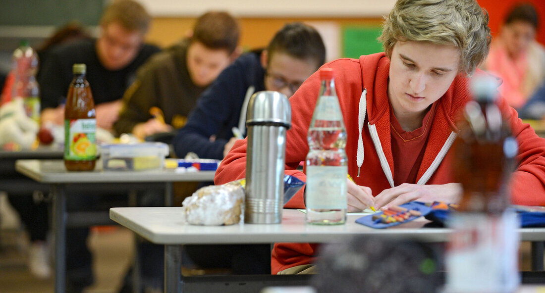 Besorgniserregende Ergebnisse der IQB-Studie im Fach Deutsch in Deutschland – Meilenstein für Baden-Württemberg Die neuesten Ergebnisse der IQB-Studie im Fach Deutsch sind alarmierend für ganz Deutschland. Im Vergleich zur letzten Studie 2015 hat sich der Zusammenhang zwischen Herkunft und Bildungserfolg weiter verschärft. Die Studie, die vom Institut zur Qualitätsentwicklung im Bildungswesen (IQB) durchgeführt wurde und mehr als 1.600 Schulen und knapp 33.000 Neuntklässler umfasste, belegt einen deutlichen Anstieg des Anteils von Schülerinnen und Schülern, die die Mindeststandards nicht erreichen. Dies ist besonders bedenklich, da es sich um eine repräsentative Studie handelt. Die Auswertungen des IQB zeigen, dass sich die Auswirkungen …