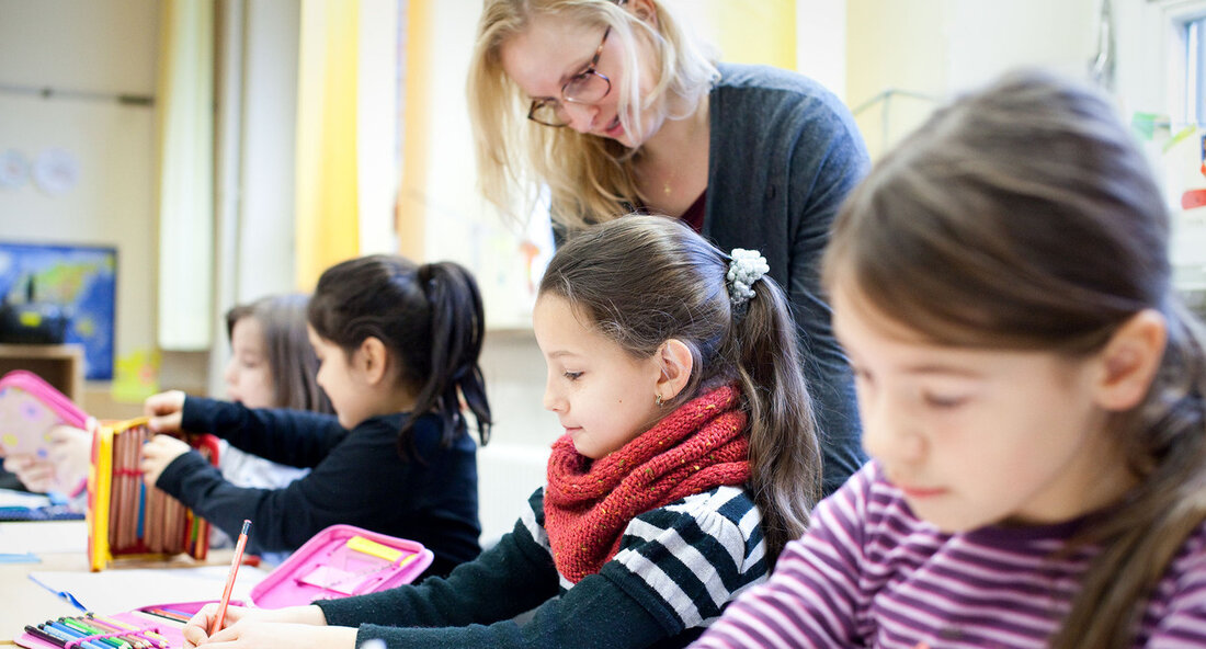 Attraktive neue Studiengänge für angehende Lehrkräfte in Baden-Württemberg Um neue Zielgruppen für das Lehramt zu erschließen und zu begeistern, hat die Landesregierung Baden-Württemberg konkrete Pläne für duale lehramtsbezogene Masterstudiengänge vorgestellt. Als Modellversuch sollen diese Studiengänge zum Wintersemester 2024/2025 an drei Standorten eingeführt werden: der Pädagogischen Hochschule Karlsruhe, der Universität Freiburg und der Universität Stuttgart. Insgesamt stehen dabei 60 Plätze pro Jahr zur Verfügung. Der Modellversuch wird in enger Zusammenarbeit mit dem Seminar Karlsruhe, dem Seminar Freiburg und dem Seminar Stuttgart abgehalten, die für die Ausbildung von Lehrkräften an Werkreal-, Haupt- und Realschulen, Gymnasien sowie beruflichen Schulen zuständig sind. Das Ziel …