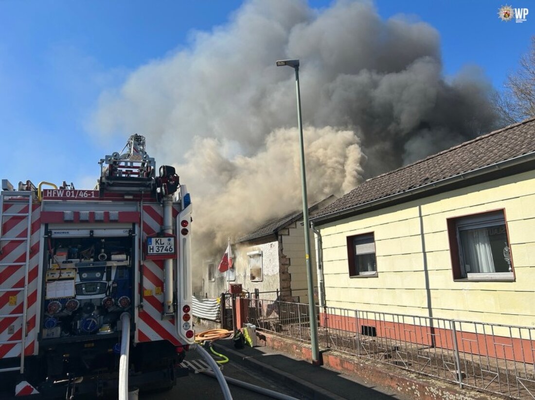 Wohnhausbrand in der Straße "Am Eselsbach": Dammühle gesperrt, Feuerwehr im Einsatz, keine Verletzten. Anwohner aufgefordert, Fenster zu schließen.