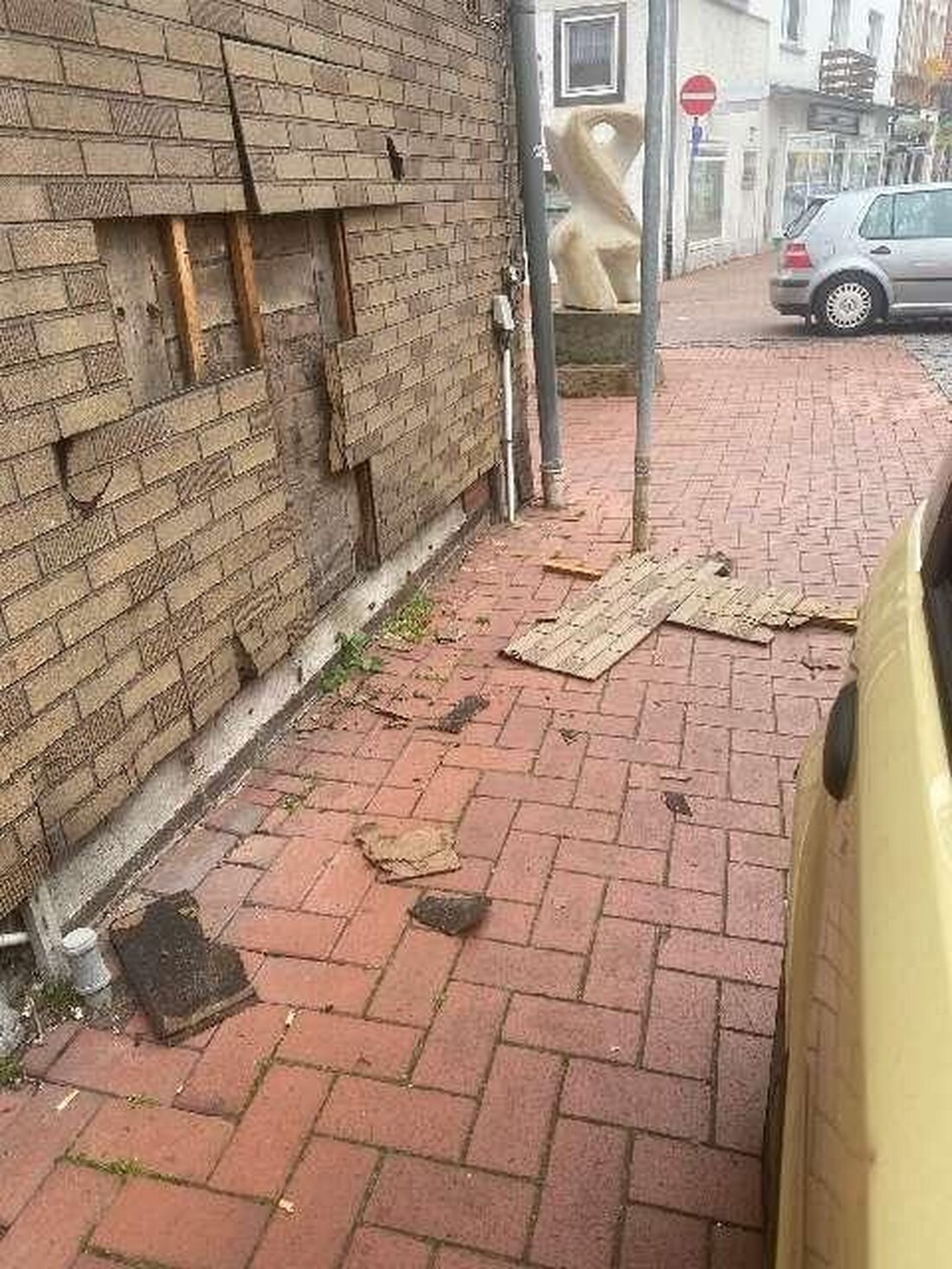 In Obernkirchen wurde am Samstag eine Hausfassade in der Friedrich-Ebert-Straße beschädigt. Schadenshöhe unklar.