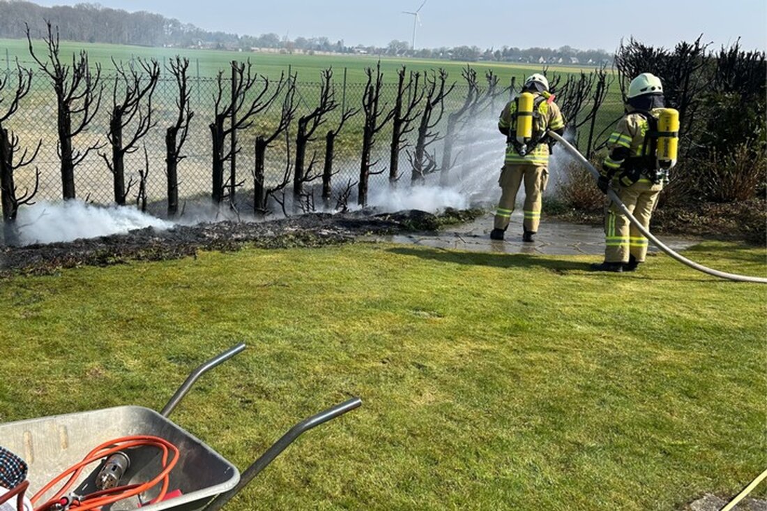 Bei Unkraut-Abflämmarbeiten in Goch entzündete sich eine Thuja-Hecke. Die Feuerwehr verhinderten Schlimmeres und warnt vor Risiken.