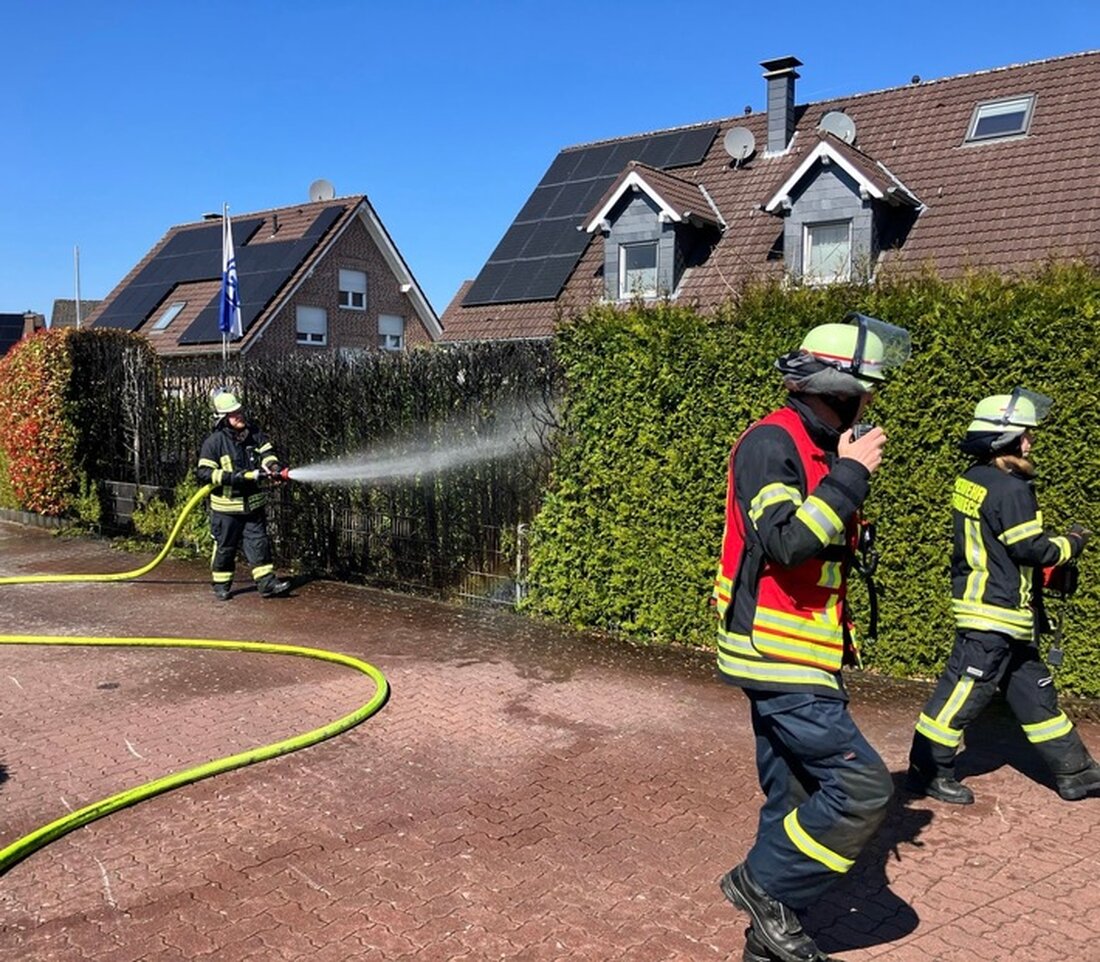 Die Feuerwehr Schermbeck rückte am Freitag um 14 Uhr wegen eines Heckenbrands in die Kastanienstraße aus und löschte zügig 20 m².