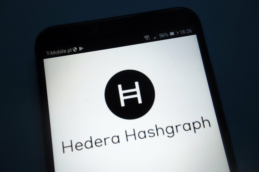 Hedera (HBAR) hat einen Rekordwert von 20 Milliarden Mainnet-Transaktionen erreicht. Der HBAR-Preis stieg am Dienstag leicht an. Es bleibt jedoch ein langfristiger Abwärtstrend bei etwa 0,049 US-Dollar Hedera feiert einen wichtigen Meilenstein als Kryptoplattform – die Anzahl der Mainnet-Transaktionen hat die 20-Milliarden-Marke überschritten. Was dies für das dezentrale öffentliche Netzwerk bedeutet, ist ein bedeutender Erfolg, der umso bemerkenswerter ist, als die Aktivität auf dem breiteren Kryptomarkt nachgelassen hat. Und das, obwohl der Krypto-Winter für diesen Zyklus in den Hintergrund rückt. Am Dienstag veröffentlichte Hedera den Erfolg des Netzwerks auf Während es Jahre dauerte, bis die Gesamtzahl der Transaktionen 10 Milliarden …