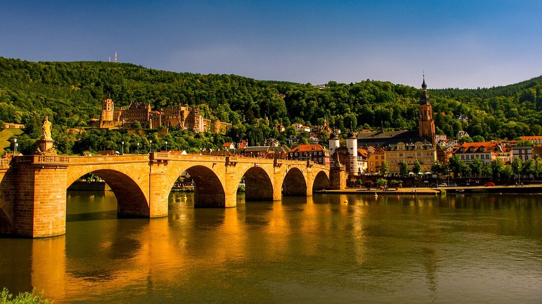 In Heidelberg wurden ein Paar von fünf Männern verfolgt und brutal angegriffen. Polizei sucht Zeugen des Vorfalls.