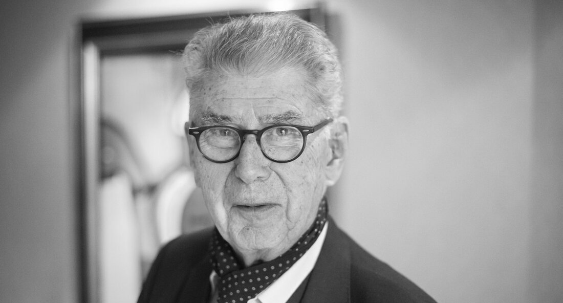 Der ehemalige Bahnchef Heinz Dürr ist gestorben Der ehemalige Bahnchef Heinz Dürr ist im Alter von 90 Jahren verstorben. Innenminister Thomas Strobl würdigte seine herausragenden Leistungen für den Wirtschaftsstandort Baden-Württemberg und das Bahnprojekt Stuttgart 21. Heinz Dürr wird als eine herausragende Persönlichkeit des baden-württembergischen Wirtschaftslebens in Erinnerung bleiben. Als Unternehmer hat er den Familienbetrieb übernommen und zu einem führenden internationalen Unternehmen entwickelt. Darüber hinaus hat er die AEG saniert und die Deutsche Bundesbahn in den 1980er und 1990er Jahren zu einem erfolgreichen Wirtschaftsunternehmen umstrukturiert. Besonders erwähnenswert ist Dürrs Beitrag zum Bahnprojekt Stuttgart 21. Als Bahnchef brachte er dieses wegweisende Projekt …