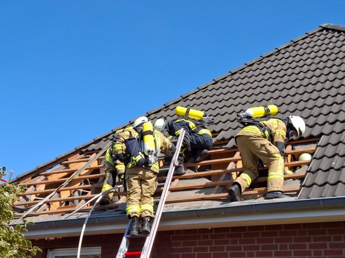 Am 12.04.2025 brach in Loxstedt ein Schwelbrand an einem Einfamilienhaus aus, verursacht durch Abbrennarbeiten. Glücklicherweise gab es keine Verletzten.