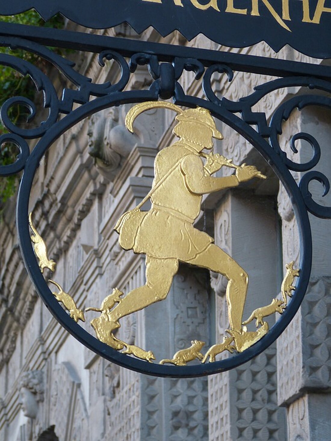 Als Heizungsableser ausgegeben – Polizei Grimma ermittelt wegen Diebstahl Zwei Männer haben sich am Donnerstag in Grimma als Heizungsableser ausgegeben. So verschafften sie sich Zutritt zur Wohnung einer 90-Jährigen. Sie stahlen Bargeld und eine Bankkarte. Die Polizei bittet um Mithilfe bei der Suche nach den Tätern. Die Tat Grimma. Zwei unbekannte Männer gaben sich in Grimma als Heizungsableser aus. Sie verschafften sich so Zutritt zur Wohnung einer 90-Jährigen. Sie durchsuchten ein Zimmer und stahlen eine Geldkassette mit Bargeld. Darin befand sich eine Summe im unteren dreistelligen Bereich sowie ihre Bankkarte. Der Diebstahl ereignete sich am Donnerstagvormittag zwischen 9.30 Uhr und …