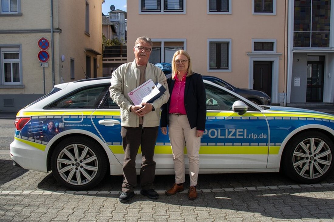 Polizeipräsidentin Anja Rakowski ehrt Zivilcourage von Klaus Schanen, der Betrugsversuch erfolgreich verhinderte.