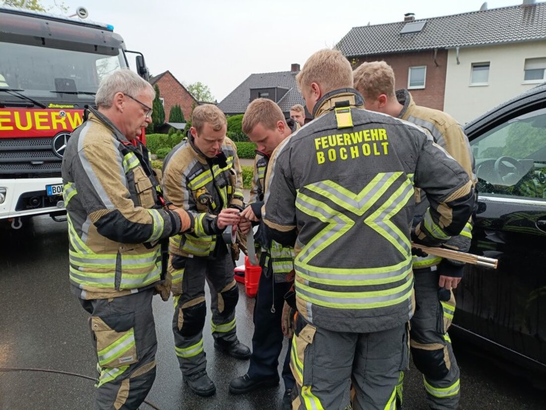 Feuerwehr Bocholt befreite am 23. April 2025 einen Hund aus einem Pkw. Einsatz dauerte 20 Minuten, Tier wohlbehalten.