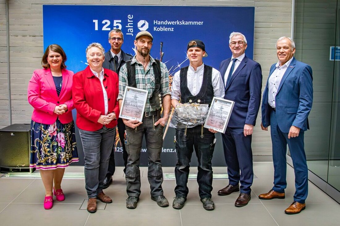 Zwei Zimmerleute wurden für ihren heldenhaften Einsatz bei einem Brand in Koblenz geehrt, als sie sechs Personen retteten.