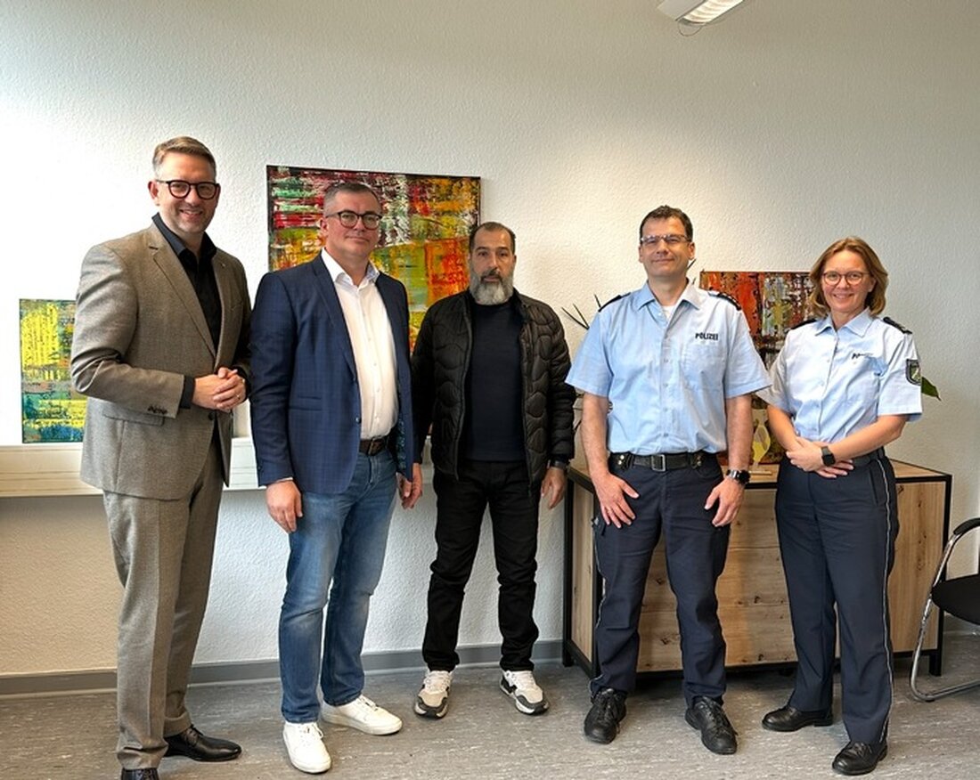 Landrat Ingo Brohl dankt in Moers mutigen Helfern, die einem Polizeibeamten bei der Festnahme eines Täters halfen.