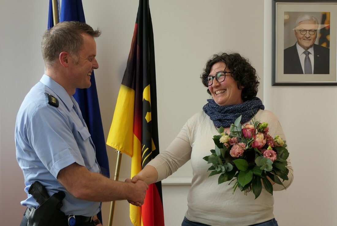 Die Bundespolizei Offenburg ehrt Frau Helen S. für ihre Zivilcourage, die einen Diebstahl am Bahnhof verhinderte.