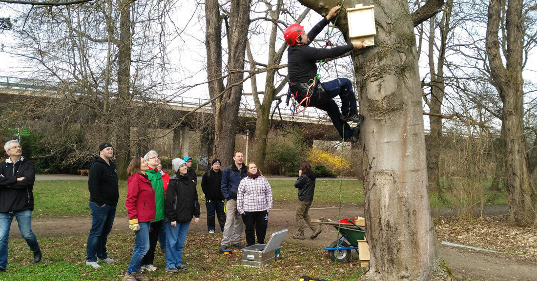 Helfer/-innen für agra-Gartentag gesucht Die Städte Markkleeberg und Leipzig veranstalten am 1. April 2023 den traditionellen Gartentag im agra-Park. Freiwillige Helferinnen und Helfer bei einer gemeinsamen Pflegeaktion. © Daniel Kreusch/ Stadtverwaltung Markkleeberg Alle Bürgerinnen und Bürger, insbesondere auch Familien mit Kindern, sind zur Teilnahme von 9 bis 13 Uhr aufgerufen, um den Park für die kommende Saison herzurichten. Während die Kinder bei spielerischen Aktionen im CJD Ökohaus Markkleeberg ganz auf ihre Kosten kommen, können die Eltern beim Arbeitstreffen mitmachen. Eigenes Werkzeug kann gern mitgebracht werden Im Rahmen der gemeinschaftlichen Pflegeaktion sollen Wege sowie Beete von Wildwuchs und Unkraut befreit, Müll &hellip;
