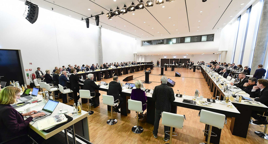 Herausforderungen für die Automobilbranche: Strategiedialog bietet Lösungsperspektiven Am vergangenen Mittwoch fand die achte Jahresveranstaltung des Strategiedialogs Automobilwirtschaft des Landes statt. Im Zentrum der Diskussionen standen die aktuellen Herausforderungen, mit denen die Automobilindustrie konfrontiert ist, sowie die politischen Rahmenbedingungen in Deutschland und den USA, die erheblichen Einfluss auf die Branche ausüben. Die Veranstalter hoben hervor, dass die Automobilwirtschaft vor einer Reihe von Schwierigkeiten steht, die von den globalen Lieferkettenproblemen bis hin zu den steigenden Rohstoffpreisen reichen. Diese Faktoren haben nicht nur die Produktionskapazitäten eingeschränkt, sondern auch die Verkaufszahlen in den letzten Monaten negativ beeinflusst. Darüber hinaus wurden die Maßnahmen zur CO2-Reduktion …