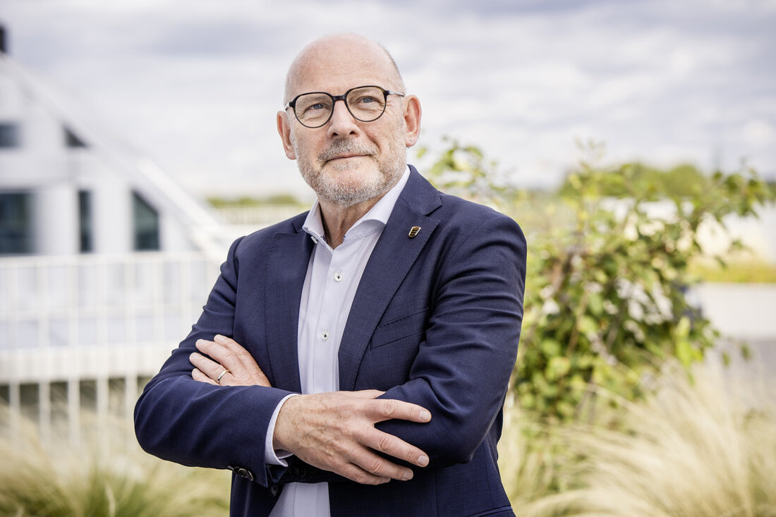 Verkehrsminister Winfried Hermann reist mit einer Delegation zum weltgrößten E-Mobilitäts-Symposium in Kalifornien und hält dort einen eigenen Redebeitrag. Zudem verbindet er den Aufenthalt im Westen der Vereinigten Staaten von Amerika (USA) mit Besuchen bei großen Unternehmen und Institutionen im Bereich Mobilität, Transport und Logistik. Das Electric Vehicle Symposium (EVS) ist die traditionsreichste, größte und umfassendste Veranstaltung rund um neue klimaschonende Antriebsformen. Zur 37. EVS in Kalifornien in der Woche vom 11. bis zum 18. Juni 2023 reist Verkehrsminister Winfried Hermann an der Spitze einer Delegation von Experten aus Politik, Verwaltung, Wirtschaft und Wissenschaft. Minister Winfried Hermann sagte vor dem Abflug: …