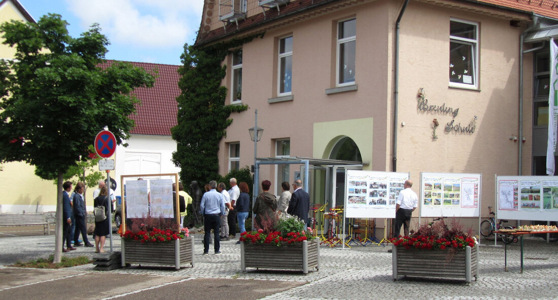 Heubach-Lautern im Ostalbkreis wurde für sein hervorragendes Engagement beim Wettbewerb „Unser Dorf hat Zukunft“ mit einer Silber-Medaille ausgezeichnet. Insgesamt erhielten 22 Gemeinden aus zwölf Bundesländern eine Auszeichnung bei diesem Wettbewerb. Die aktive Beteiligung der Bürgerinnen und Bürger an der Entwicklung ihres Ortes spielt eine bedeutende Rolle für die Zukunft der ländlichen Räume. Daher ist es von großer Bedeutung, dass die Ideen und der Einsatz der Menschen vor Ort genutzt werden, um die Lebensqualität der Dörfer zu verbessern und eine zukunftsweisende Entwicklung zu ermöglichen. Heubach-Lautern im Ostalbkreis konnte mit seinem herausragenden Engagement die Silber-Medaille beim Wettbewerb „Unser Dorf hat Zukunft“ gewinnen. …