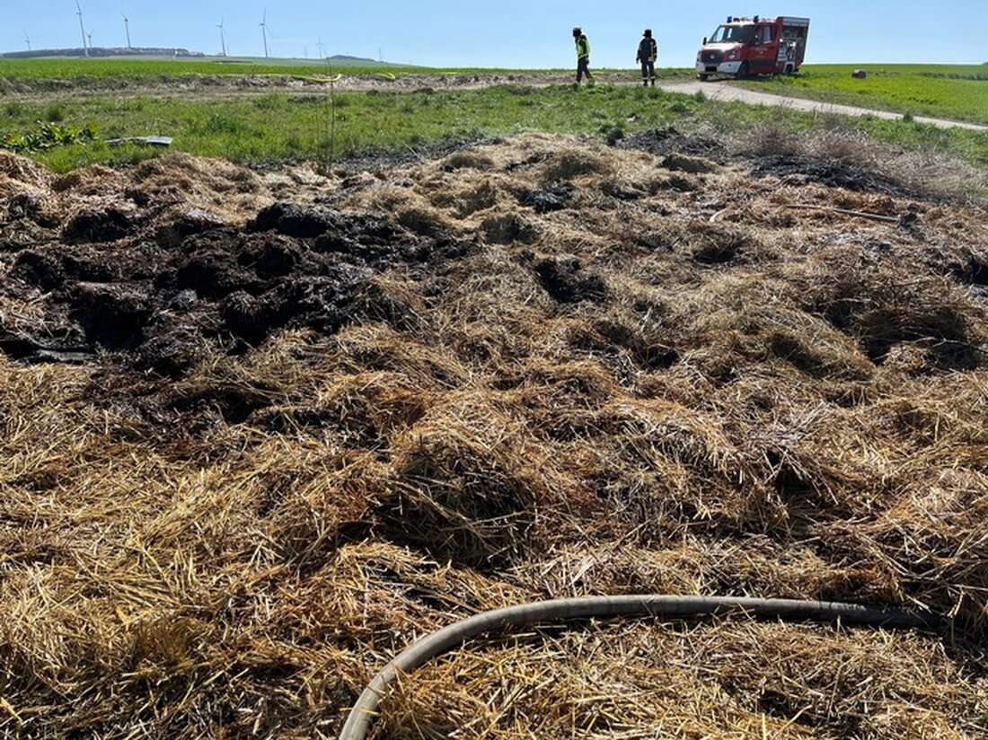 Am Freitagnachmittag brach ein Heuballenbrand in Schmittweiler aus. Polizei sucht Zeugen zur unklaren Brandursache.