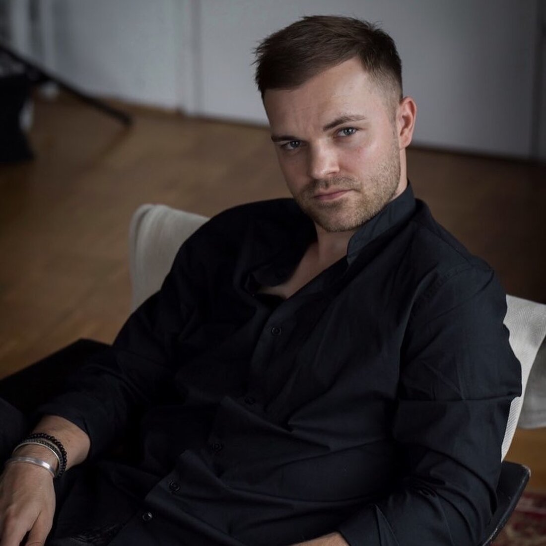 Heute stellen wir euch vor: @o.scholle aus Leipzig: „Hallo, mein Name ist Oliver und ich bin 31 Jahre alt. Ich lebe seit etwa 3,5 Jahren in Leipzig. Ursprünglich komme ich aus Bautzen. Das Gesamtpaket Arbeit und Frau hat mich dann nach Leipzig gelockt???! Das Lebensgefühl, was Leipzig zu bieten hat, ist so wie ich immer leben wollte, einfach perfekt!! Bin ein sehr stolzer Papa einer 5-jährigen Tochter und ich habe eine Frau, die den gleichen Humor hat wie ich, das gleiche Essen mag wie ich, die gleichen Orte mag wie ich, so lange schläft wie ich und vor allem, gerade …