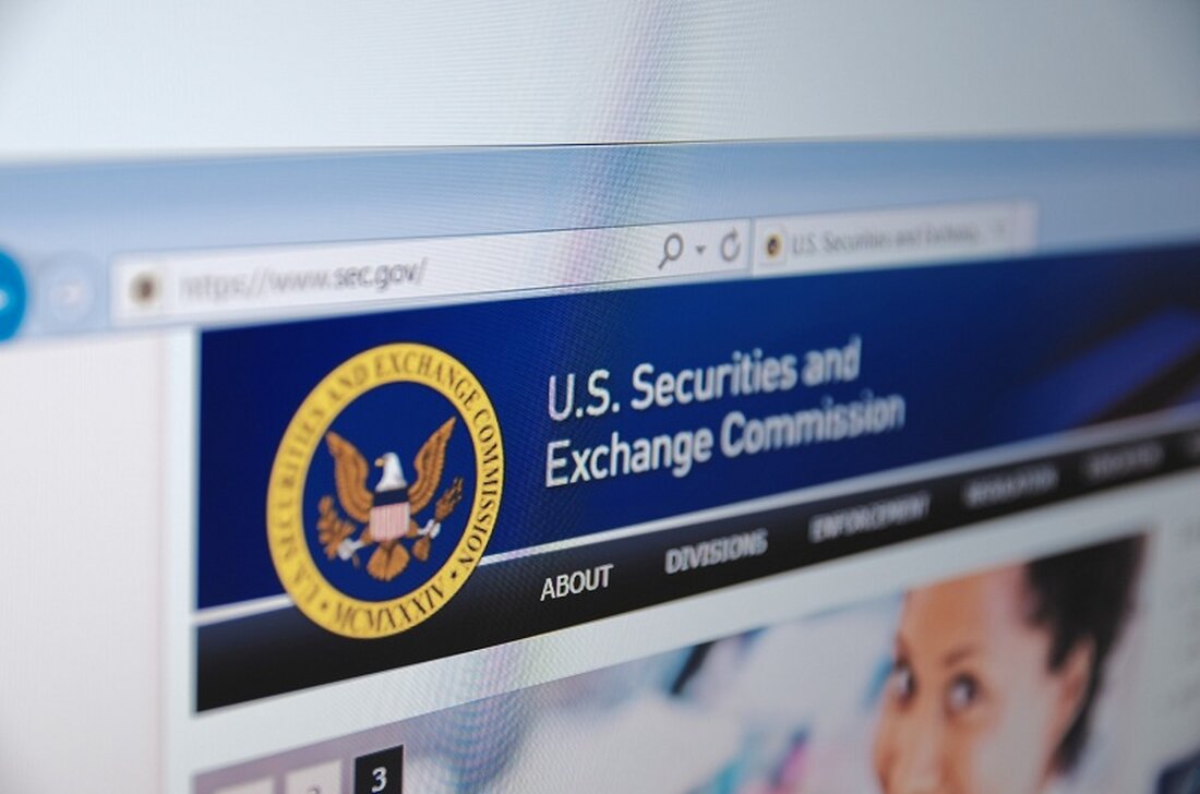 Die SEC eröffnet eine Kommentarfrist für Ethereum-ETFs von Grayscale, Fidelity und Bitwise. Analysten sind hinsichtlich der Genehmigung weniger optimistisch, nachdem die SEC grünes Licht für den Bitcoin-ETF gegeben hat. 23. Mai Frist für die endgültigen Entscheidungen der SEC zu ETF-Anträgen. Die US-Börsenaufsicht SEC (Securities and Exchange Commission) hat das Fenster für öffentliche Kommentare zu drei vorgeschlagenen Spot-Anträgen für börsengehandelte Ethereum-Fonds (ETF) geöffnet. Die Spot-Anträge für Ethereum-ETFs, die von Grayscale Investments, Fidelity und Bitwise eingereicht wurden, unterliegen nun einer dreiwöchigen Kommentarfrist. Die Wahrscheinlichkeit einer Zulassung des Spot Ethereum ETF Die Entscheidung der SEC, vor Ort öffentliche Kommentare zu den Ethereum-ETF-Anträgen von …