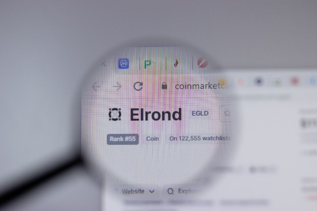 MultiversX Der Preis stieg stark an, als die Anleger auf die jüngste Notierung bei Upbit, einem der führenden, reagierten Krypto-Börsen. EGLD sprang auf ein Hoch von 52,01 $, den höchsten Stand seit dem 21. Februar dieses Jahres. Insgesamt ist die Münze vom niedrigsten Stand in diesem Jahr um mehr als 37 % gestiegen. Warum steigt MultiversX? MultiversX, früher bekannt als Elrond, ist ein führendes Blockchain-Projekt, das darauf abzielt, ein guter Ersatz für Ethereum und Solana zu sein. Sein Hauptvorteil gegenüber Ethereum besteht darin, dass es eine der frühesten Blockchains war, die die Sharding-Technologie anpasste. Sharding wurde erstmals von Ziliqa implementiert …