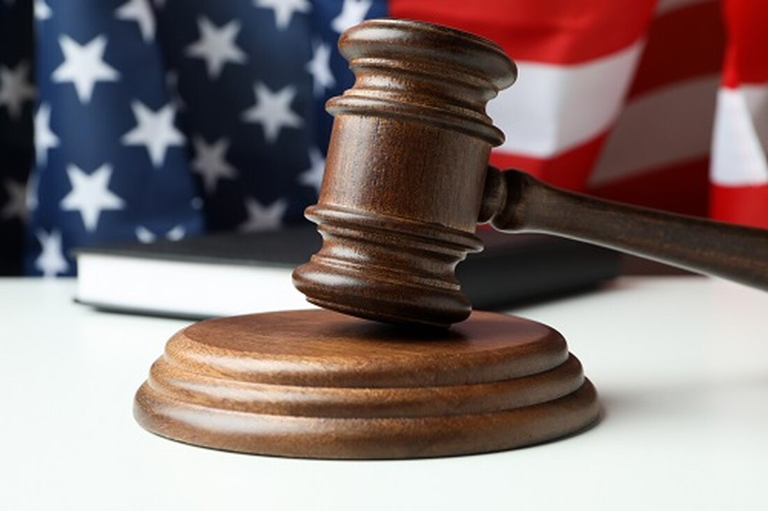 Der US-Bezirksrichter William H. Orrick hat entschieden, dass die US-Börsenaufsicht SEC einen plausiblen Fall gegen die Kryptobörse Kraken hat. Laut Aussage des Richters wird die Klage der SEC gegen Kraken fortgesetzt. Die Klage der US-Börsenaufsicht SEC gegen die Kryptobörse wird fortgesetzt, entschied ein Richter. Am Freitag, den 23. August 2024, lehnte der US-Bezirksrichter William Orrick den Antrag von Kraken ab, die Klage der SEC abzuweisen. Gerichtsdokumente In der am Freitag eingereichten Klage stellte der Richter fest, dass die Behauptungen der Aufsichtsbehörde, die Kryptobörse habe nicht registrierte Wertpapiere angeboten, plausibel seien. „Kraken bestreitet nicht, sich nie bei der Behörde registriert zu …
