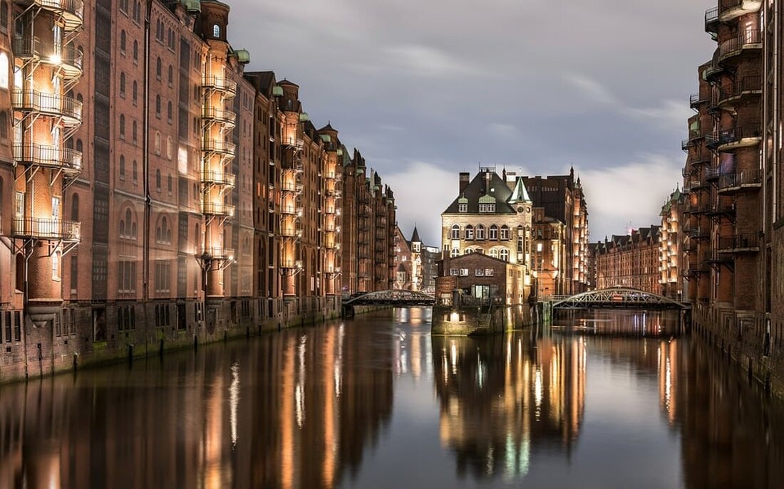 Am 6. Juni 2024 wird im Museum Treptow in Berlin eine Lesung des Historikers Dr. Hanno Hochmuth aus seinem Buch „Berlin. Das Rom der Zeitgeschichte“ stattfinden. Dabei wird sich Dr. Hochmuth auf topografische und fotografische Weise der Geschichte und Gegenwart Berlins nähern. Die Lesung wird an verschiedenen historischen Orten im Bezirk Treptow-Köpenick, darunter Oberschöneweide und der Treptower Park, stattfinden. Berlin spielte im 20. Jahrhundert eine entscheidende Rolle in verschiedenen politischen Regimen und Konflikten. Die Stadt war eine monarchische, demokratische, faschistische und sozialistische Hauptstadt und stand im Mittelpunkt globaler Ereignisse. Von Berlin aus wurden zwei Weltkriege begonnen und der Kalte Krieg …