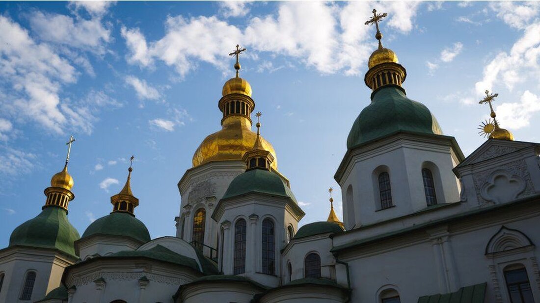 Bedeutende historische Stätten in zwei ukrainischen Städten sind aufgrund des andauernden Krieges mit Russland von der Zerstörung bedroht, so die UNESCO, die Organisation für Kulturerbe der Vereinten Nationen. Dazu gehören die berühmte Sophienkathedrale in der Hauptstadt Kiew und die mittelalterlichen Gebäude des Kiewer Höhlenklosters Lavra. Das historische Zentrum der westlichen Stadt Lemberg wurde ebenfalls auf die Liste des gefährdeten Weltkulturerbes der Unesco gesetzt. In einer Erklärung sagte die Gruppe, ihr Welterbekomitee sei zu dem Schluss gekommen, dass „die optimalen Bedingungen nicht mehr gegeben sind, um den Schutz des außergewöhnlichen universellen Wertes des Gutes vollständig zu gewährleisten, und dass es durch …