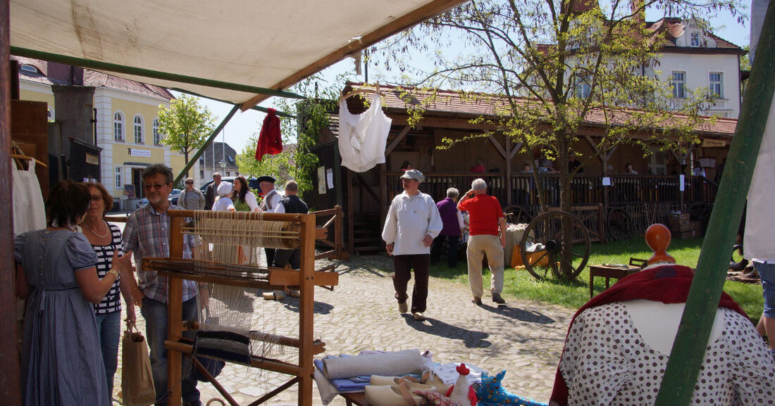 Historischer Maien-Markt 2023 in Liebertwolkwitz In Liebertwolkwitz findet am 6. und 7. Mai 2023 der 13. traditionelle Historische Maien-Markt statt. Seit 2009 wird mit dem Maien-Markt daran erinnert, dass der Ort Liebertwolkwitz 1679 die Marktgerechtigkeit erhalten hat. © Liebertwolkwitz 1813 Am 6. und 7. Mai 2023 öffnet der Historische Maien-Markt auf dem Stiftsgut Liebertwolkwitz (Markt  11) sowie auf dem Liebnerschen Hof (Markt 3) und dem AWO-Vierseithof (Teichmannstraße 1) ab 10 Uhr seine Pforten. Bevor das Markttreiben aber richtig losgehen kann, werden die Marktordnung angeschlagen und die geltenden Mengen, Maße und Gewichte durch den Bürgermeister, den Gerichtsverwalter, seine Schöppen sowie den &hellip;