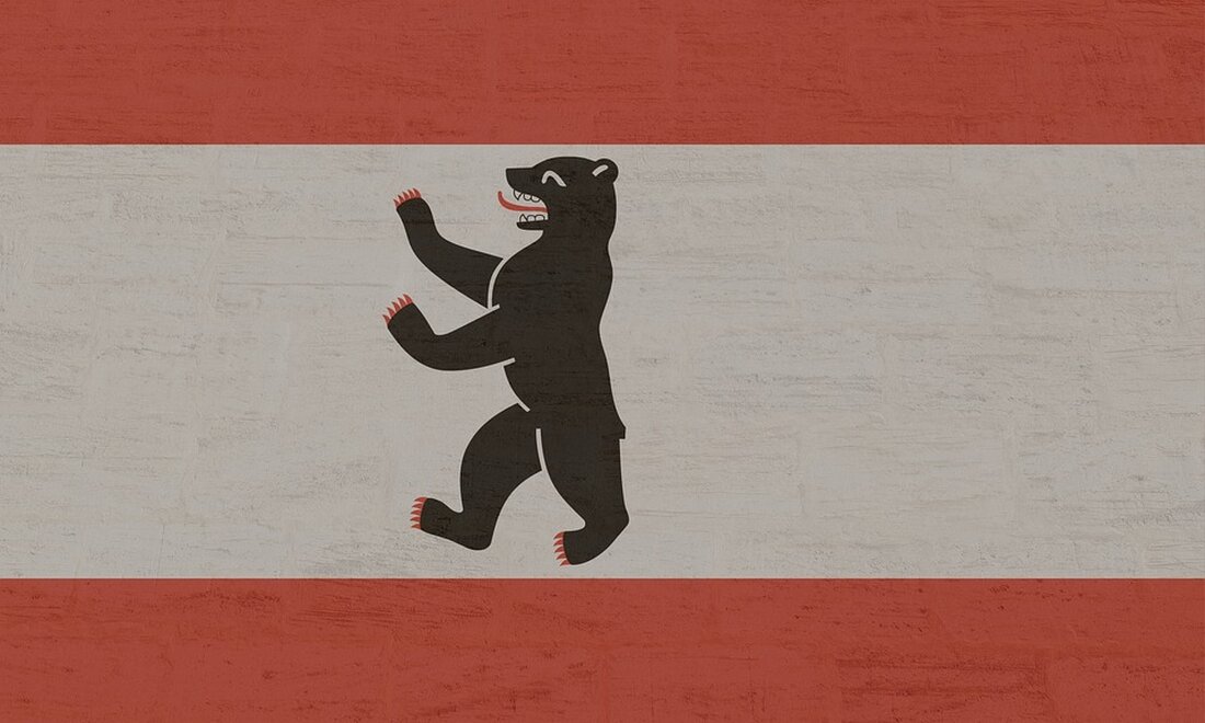Hitzewarnung für Berlin: Der Deutsche Wetterdienst prognostiziert extreme Temperaturen. Gesundheitsstadtrat Uwe Brockhausen und Amtsarzt Patrick Larscheid warnen vor gesundheitlichen Risiken und geben Tipps zum Schutz vor Hitze, wie Schatten suchen, ausreichend trinken und Wohnräume kühl halten. Erfahren Sie mehr über präventive Maßnahmen und schützen Sie sich vor hitzebedingten Beschwerden!