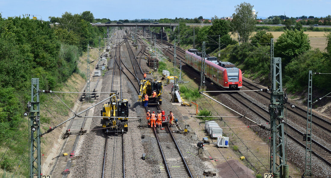 Die Hochgeschwindigkeitsstrecke zwischen Stuttgart und Mannheim ist nach Renovierungsarbeiten wieder in Betrieb. Die Bahnstrecke wurde über ein halbes Jahr grundlegend erneuert. Präzisionslandung am Modernisierung der Hochgeschwindigkeitsstrecke Mannheim-Stuttgart. In 205 Tagen wurde die 99 Kilometer lange Strecke für 183 Millionen Euro komplett erneuert. Ab Sonntag, 1. November 2020, sind die Passagiere in 37 Minuten zwischen Mannheim und Stuttgart zurück. Steffen Bilger, Parlamentarischer Staatssekretär im Bundesverkehrsministerium, Verkehrsminister Winfried Hermann und der Bevollmächtigte der Deutschen Bahn (DB) für Baden-Württemberg, Thorsten Krenz, eröffnete auf einer Pressekonferenz am 2. November symbolisch die modernisierte Hochgeschwindigkeitsstrecke im Markstein-Tunnel bei Vaihingen an der Enz. Hochgeschwindigkeitsstrecke wieder voll effizient …