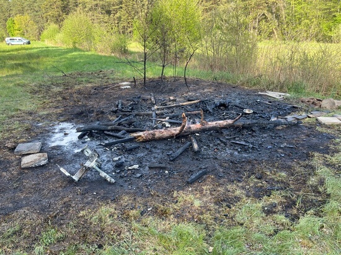 Am 30. April 2025 brannte ein Hochsitz in Nieder-Roden. Polizei ermittelt wegen Brandstiftung und sucht Zeugenhinweise.