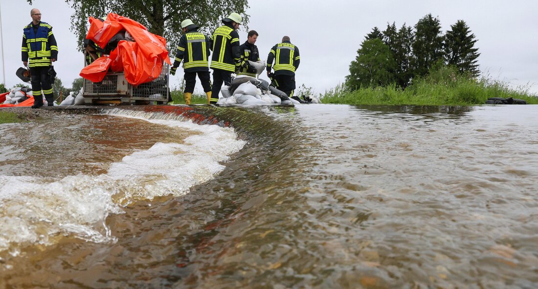 Die Landesregierung in Baden-Württemberg hat beschlossen, den vom Hochwasser betroffenen Menschen zu helfen. Nach den verheerenden Überschwemmungen im Regierungsbezirk Stuttgart und in Oberschwaben werden 29 Landes- und Förderprogramme zur Unterstützung des Wiederaufbaus und der Schadensbewältigung eingesetzt. Die Wassermassen haben immense Schäden verursacht, weshalb die Regierung schnell handeln musste, um den Betroffenen zu helfen. Thomas Strobl, Stellvertretender Ministerpräsident und Innenminister, erklärte, dass die akute Phase der Rettungsmaßnahmen vorbei sei und nun der Fokus auf dem Wiederaufbau liege. Die 29 Förderprogramme werden nun von den Fachressorts überprüft, um die Hilfeleistungen zügig umzusetzen. Die verschiedenen Programme umfassen Unterstützung für leistungsschwache Kommunen, Investitionen in &hellip;