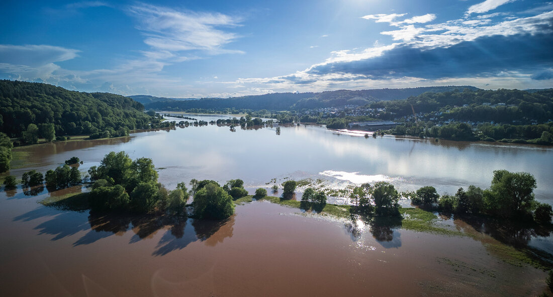 Baden-Württemberg unterstützt das Saarland bei Hochwasserlage Baden-Württemberg hat seine Hilfe beim Hochwasser im Saarland angeboten und sechs Hochwasserzüge mit insgesamt 90 Einsatzkräften entsandt. Nach der verheerenden Hochwasserkatastrophe im Ahrtal im letzten Jahr zögerte das Land nicht, sofort Unterstützung anzubieten. Der stellvertretende Ministerpräsident und Innenminister Thomas Strobl betonte die schnelle Reaktion des Landes und lobte die effektive Zusammenarbeit der Einsatzkräfte. Die sechs Hochwasserzüge kommen aus verschiedenen Stadt- und Landkreisen von Baden-Württemberg, darunter der Rhein-Neckar-Kreis, die Stadt Mannheim und der Landkreis Göppingen. Die gute Vorbereitung der Einsatzorganisationen und die umfassende Vorplanung der Katastrophenschutzbehörden haben es ermöglicht, die Einsatzkräfte schnell und strukturiert ins …