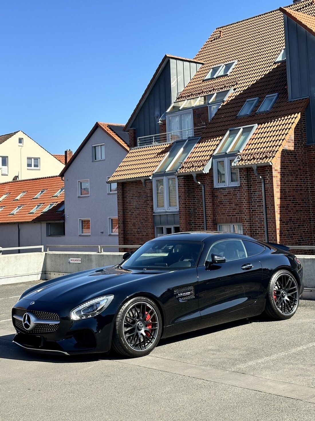 In Barsinghausen wurde ein schwarzes Mercedes-Benz AMG GT S Coupé gestohlen. Die Polizei sucht Zeugen für den Vorfall.
