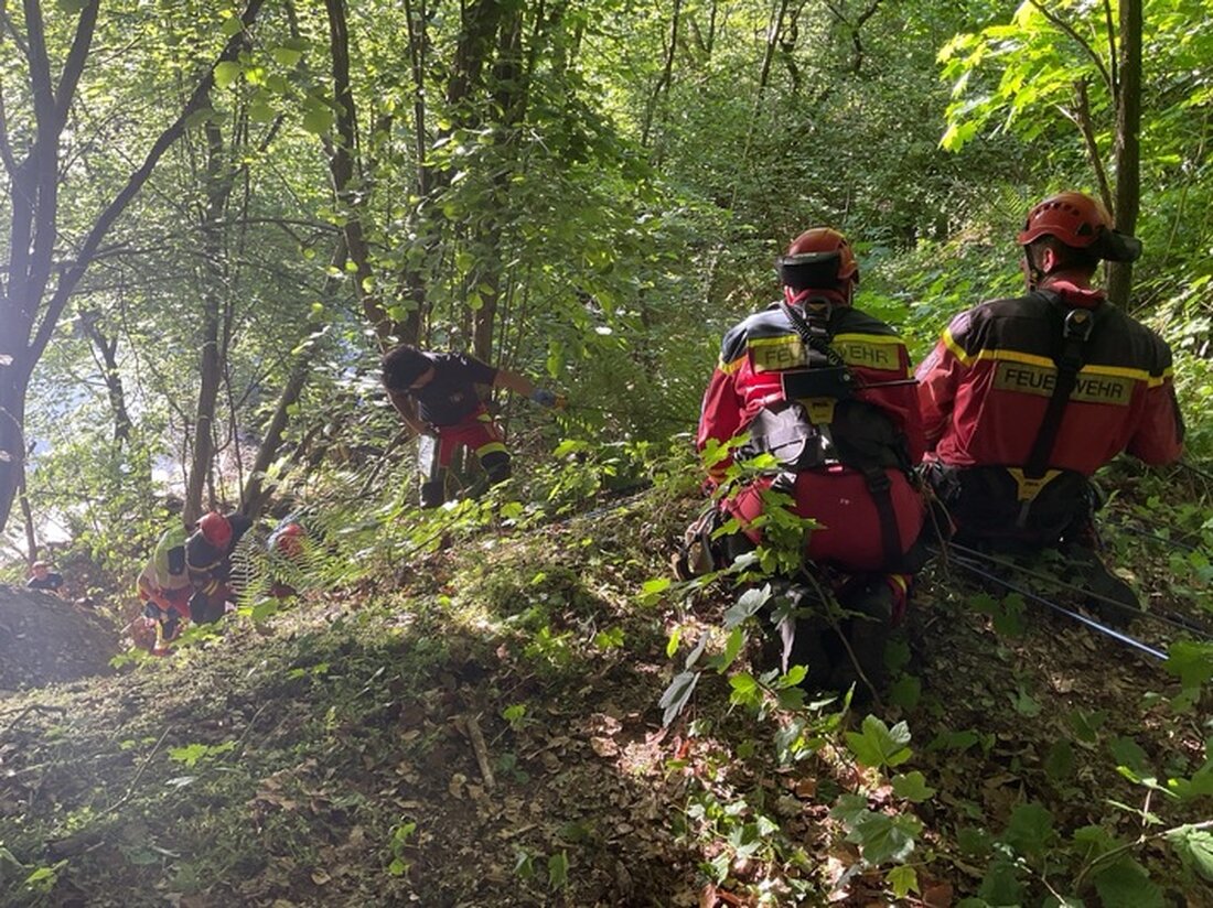 Höhenretter aus Dortmund unterstützen am 12.05.2025 die Feuerwehr Herdecke bei einer anspruchsvollen Rettung nach einem Sturz.