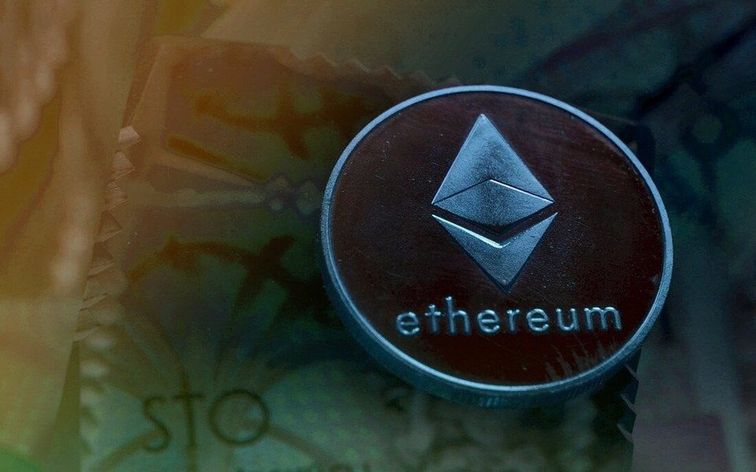 Die Fusion von ETH1.0 und ETH2.0 wird in 6 Monaten oder länger erfolgen, sagt der führende Ethereum-Entwickler Vitalik Buterin. In der Zwischenzeit sind die Ethereum-Validator-Knoten auf 200.000 angewachsen, und vor der Migration auf Proof-of-Stake sind jetzt über 14 Mrd. Vitalik Buterin, Mitbegründer von Ethereum (ETH), hat über den voraussichtlichen Zeitplan der Fusion von Ethereum 1.0 und Ethereum 2.0 gesprochen. Er wurde auf der von 8BTC in Hangzhou Future Sci-tech City veranstalteten World Blockchain Conference zitiert: …demnächst haben wir die Altair Hard Fork in der Proof of Stake-Kette. Die London Hard Fork steht unter der bestehenden Proof of Work-Kette. Irgendwann, vielleicht …