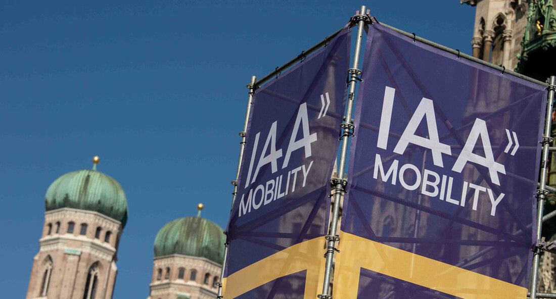 Wirtschaftsministerin Dr. Nicole Hoffmeister-Kraut besuchte die Internationale Automobil-Ausstellung IAA in München. Die Ausstellung zeigt, wie stark die Automobilindustrie den Wandel zur klimaneutralen Mobilität gestaltet und sich zukunftssicher aufstellt. Wirtschaftsminister Dr. Nicole Hoffmeister-Kraut besuchte die am 9. September Internationale Automobilausstellung (IAA), die in diesem Jahr zum ersten Mal in München stattfindet. Während ihres Rundgangs stattete die Ministerin den Fahrzeughersteller aus Mercedes Benz, die Systemlieferanten Mahlzeit und ZF-Friedrichshafen sowie der Entwicklungsdienstleister Oberst ein Besuch. „Die Reise zur klimaneutralen Mobilität der Zukunft hat begonnen – jetzt geht es ums Design. Die Ausstellung zeigt, wie stark die Automobilindustrie den Wandel mitgestaltet und sich zukunftssicher …