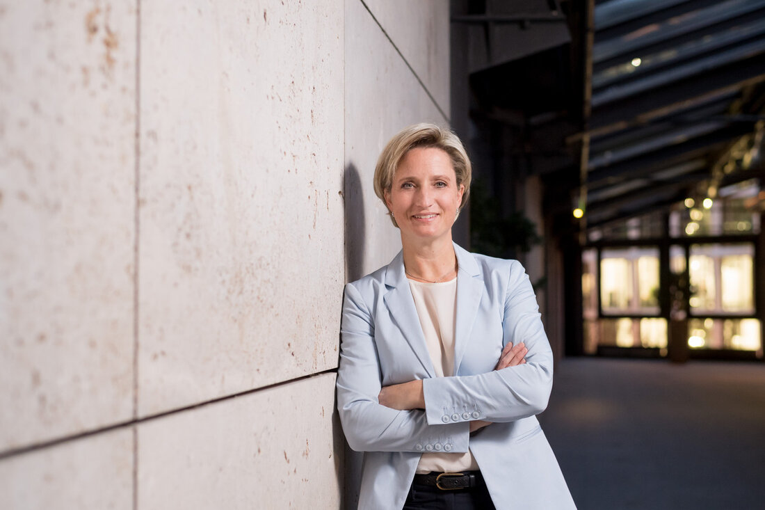 Wirtschaftsministerin warnt vor pauschalem Verbot von „Ewigkeits-Chemikalien“ PFAS Die Wirtschaftsministerin Dr. Nicole Hoffmeister-Kraut traf sich kürzlich mit Vertretern aus Wirtschaft und Forschung, um über das geplante Verbot von Per- und Polyfluoralkylsubstanzen (PFAS) zu diskutieren. Dabei äußerte sie ihre Bedenken über die negativen Auswirkungen eines pauschalen Verbots auf Unternehmen und die Gesellschaft. Die Diskussion fand im Rahmen eines Treffens statt, an dem Vertreter aus verschiedenen Industrien wie Medizin, Halbleiterherstellung, Automobil, Wasserstoff, Maschinenbau, Textil, Elektro und Chemie teilnahmen. Die Europäische Union (EU) plant derzeit, den Gebrauch von PFAS zu beschränken, und der Vorschlag der Europäischen Chemikalienagentur (ECHA) sieht ein umfassendes Verbot der …