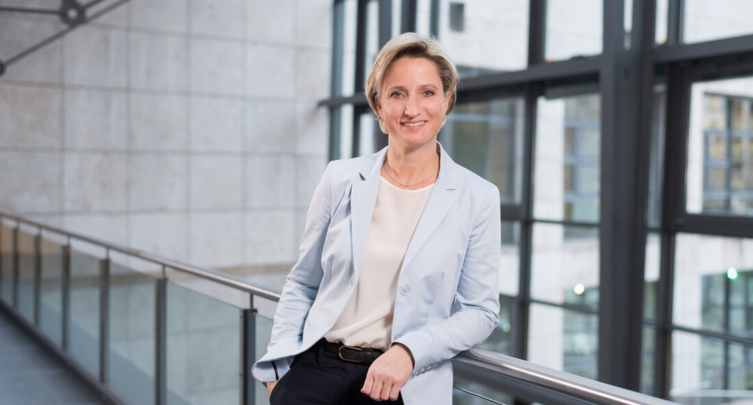Wirtschaftsministerin Dr. Nicole Hoffmeister-Kraut besuchte im Rahmen einer Ausbildungsreise verschiedene Ausbildungsbetriebe. Selten waren die Chancen auf einen Ausbildungsplatz für junge Menschen so gut wie heute. Nach wie vor engagieren sich die Unternehmen sehr stark in der Ausbildung. Besuch des Ministers für Arbeit und Wirtschaft im Rahmen einer Ausbildungsreise Dr. Nicole Hoffmeister-Kraut fünf Ausbildungsbetriebe in Industrie, Handwerk, Hotel und Gastgewerbe und Handel. In den Landkreisen Rottweil, Tübingen, Reutlingen und Zollernalbkreis tauschte sie sich vor Ort mit Geschäftsführung, Auszubildenden und Ausbildern über die aktuelle Situation, die Herausforderungen durch Corona und neue, kreative Ansätze in der Ausbildung aus. „Mit meiner Reise möchte ich …