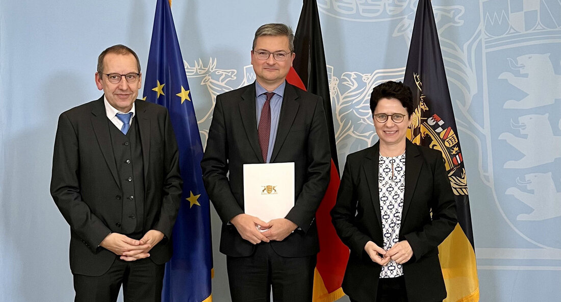 Holger Radke neuer Präsident des Landgerichts Karlsruhe Holger Radke ist der neue Präsident des Landgerichts Karlsruhe. Die Ernennungsurkunde wurde ihm am 18. Dezember 2023 von der Ministerin der Justiz und für Migration, Marion Gentges, überreicht. Radke, der zuvor Vizepräsident des Oberlandesgerichts Karlsruhe war, tritt die Nachfolge von Jörg Müller an, der das Amt als Präsident des Oberlandesgerichts Karlsruhe übernommen hat. Ministerin Gentges lobte Radke für seine fachliche Leistungsstärke, seine hervorragende Führungsgabe und seine große Einsatzfreude, die ihn zu einem Allrounder machen und bestens für die Leitung des Landgerichts Karlsruhe geeignet sind. Radke, 1967 in Saarbrücken geboren, hat eine langjährige Erfahrung &hellip;